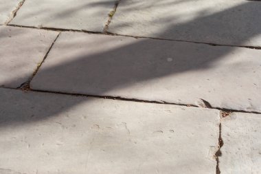 Güneşli bir günde arka planlar ve dokular için beton kaldırım