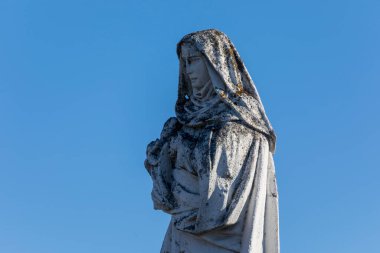 Sonbaharda mezarlıktaki eski taş anıt.