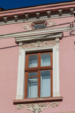 Şehirdeki eski bir evin ön cephesinin bir parçası.