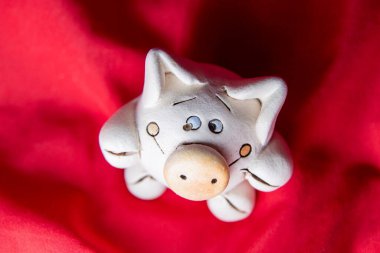 Domuz yılındaki oyuncak bir domuz heykeli gibi. Turistler için hatıra.