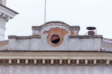 Tamire ihtiyacı olan eski bir Sovyet evinin cephesi.