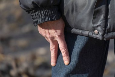 Zaferi simgeleyen bir el ve parmak hareketi. Yaşlı adamın eli.