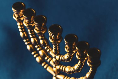 Tevrat ve kutsal kitabı okumak için Yahudi altın sarısı şamdan.