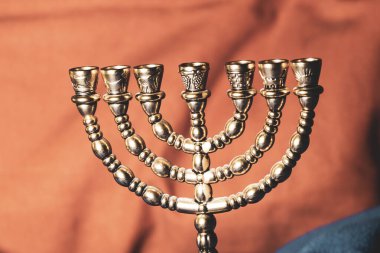 Tevrat ve kutsal kitabı okumak için Yahudi altın sarısı şamdan.