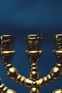 Tevrat ve kutsal kitabı okumak için Yahudi altın sarısı şamdan.