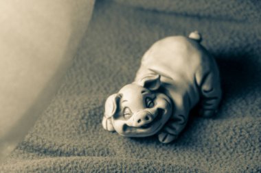 Mavi arka planda oyuncak domuz heykeli