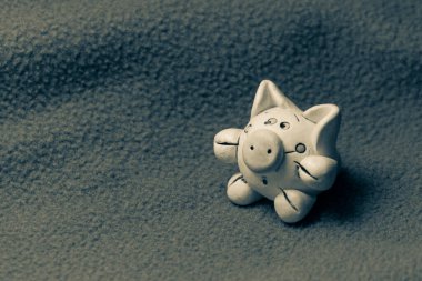 Mavi arka planda oyuncak domuz heykeli