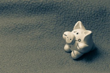 Mavi arka planda oyuncak domuz heykeli