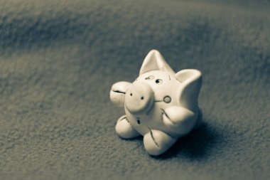 Mavi arka planda oyuncak domuz heykeli