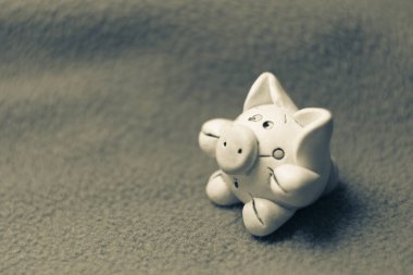 Mavi arka planda oyuncak domuz heykeli