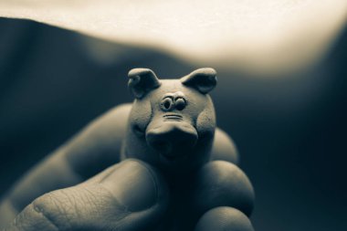 Mavi arka planda oyuncak domuz heykeli