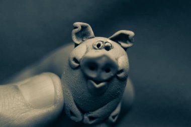 Mavi arka planda oyuncak domuz heykeli