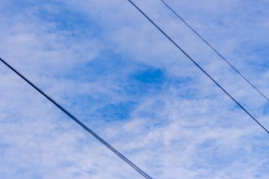 Sonbahar mavi gökyüzü ve beyaz bulutlar