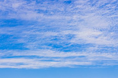 Sonbahar mavi gökyüzü ve beyaz bulutlar