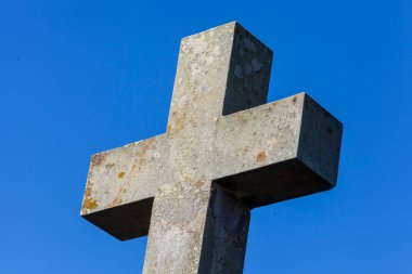 Hıristiyan haçı mezarlıkta.