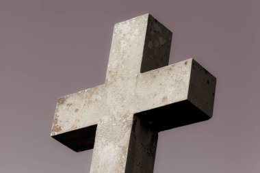 Hıristiyan haçı mezarlıkta.