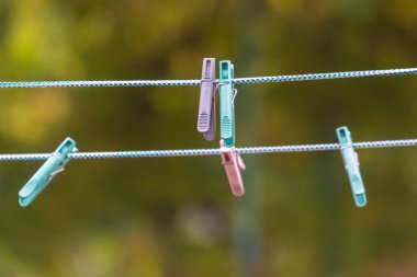 Giysileri dantelle kurutmak için renkli plastik klipsler.