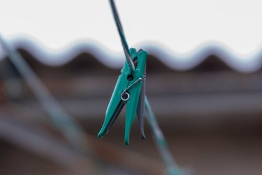 Giysileri dantelle kurutmak için renkli plastik klipsler.