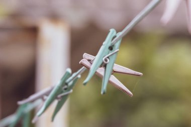 Giysileri dantelle kurutmak için renkli plastik klipsler.