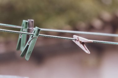 Giysileri dantelle kurutmak için renkli plastik klipsler.