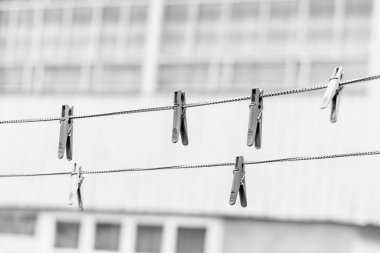 Giysileri dantelle kurutmak için renkli plastik klipsler.