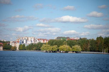 Ekim 'de parkta sonbahar manzarası