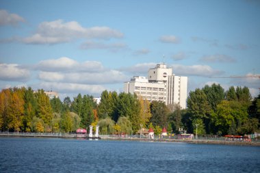 Ekim 'de parkta sonbahar manzarası