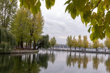 Ekim 'de parkta sonbahar manzarası