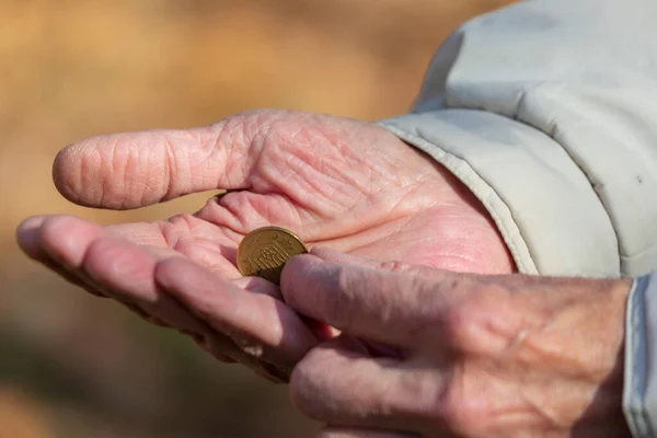 Staruszek Wyciągnął Ręce Poprosił Pieniądze — Zdjęcie stockowe