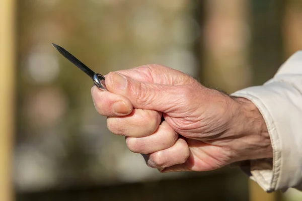 Metallglänzendes Messer Der Hand Eines Alten Mannes — Stockfoto