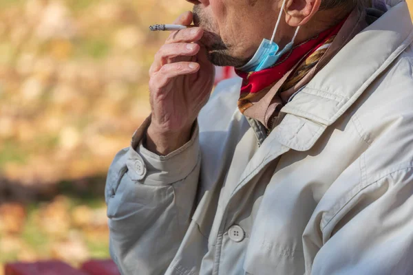 Oude Man Rookt Een Sigaar Het Herfstpark — Stockfoto