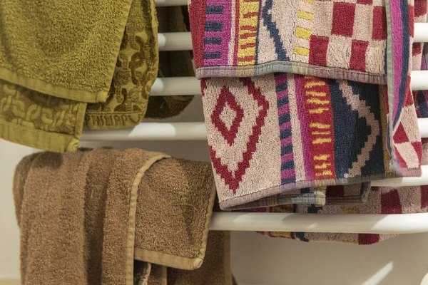 浴室里的毛巾烘干机上有自制的彩色毛巾 — 图库照片