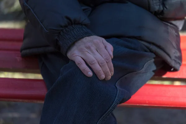 Anciano Sienta Banco Mantiene Sus Manos Sobre Sus Rodillas — Foto de Stock