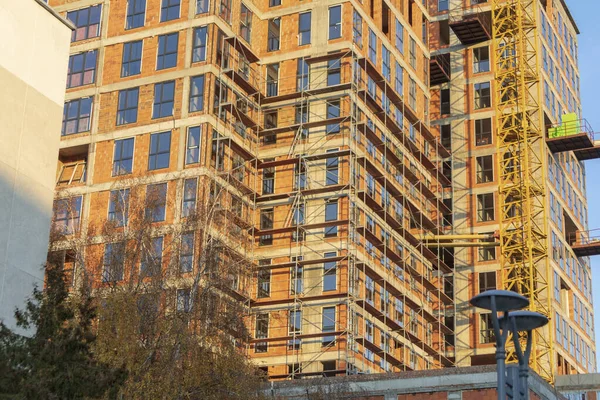 Wysoki Dom Cegły Żółtej Fasady Oknami — Zdjęcie stockowe