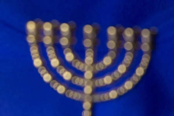 인들은 하누카 유대인의 유월절을 기념하기 촛불을 지킵니다 — 스톡 사진