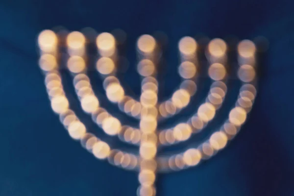 律法と聖書を読むためのユダヤの黄金の七つの燭台 — ストック写真