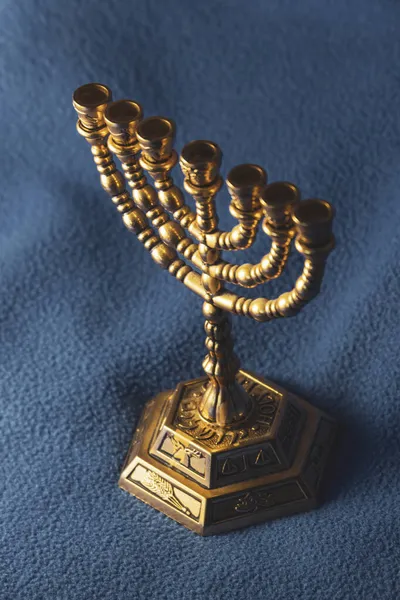 Tevrat Kutsal Kitabı Okumak Için Yahudi Altın Sarısı Şamdan — Stok fotoğraf