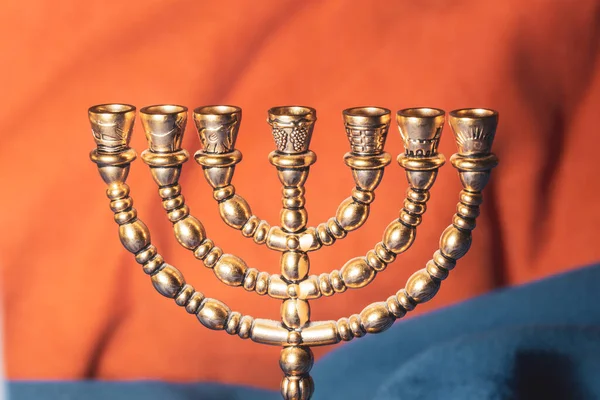 犹太金色七支烛台 用于阅读 — 图库照片