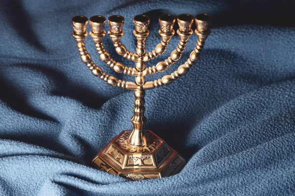 Tevrat Kutsal Kitabı Okumak Için Yahudi Altın Sarısı Şamdan — Stok fotoğraf