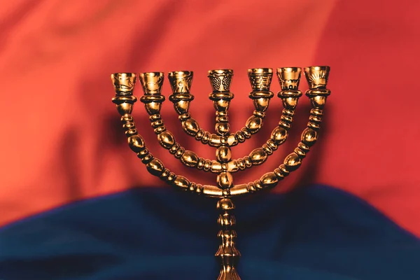 律法と聖書を読むためのユダヤの黄金の七つの燭台 — ストック写真