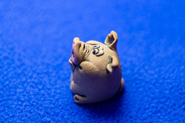 Escultura Porco Brinquedo Fundo Azul — Fotografia de Stock