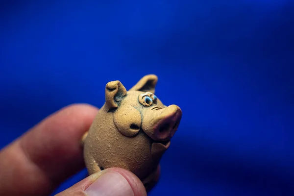Escultura Porco Brinquedo Fundo Azul — Fotografia de Stock