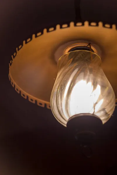 Luz Una Lámpara Colgada Techo Una Habitación Oscura —  Fotos de Stock