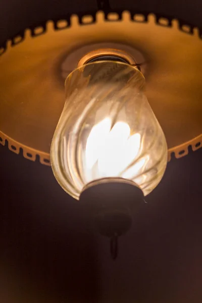 Egy Lámpa Fénye Lóg Plafonon Egy Sötét Szobában — Stock Fotó
