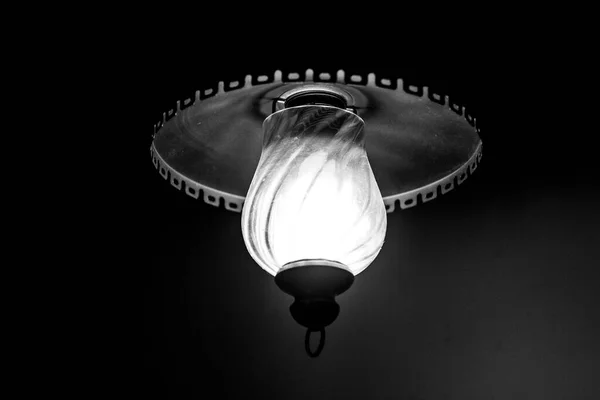 Luce Una Lampada Appesa Soffitto Una Stanza Buia — Foto Stock