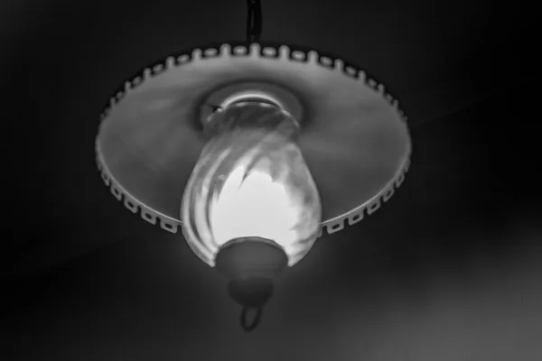 Egy Lámpa Fénye Lóg Plafonon Egy Sötét Szobában — Stock Fotó