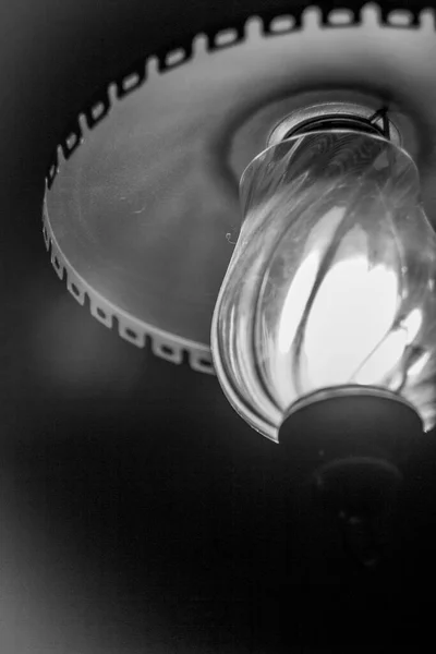 Свет Лампы Висящей Потолке Темной Комнате — стоковое фото