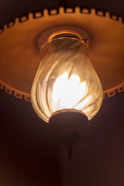 Luce Una Lampada Appesa Soffitto Una Stanza Buia — Foto Stock