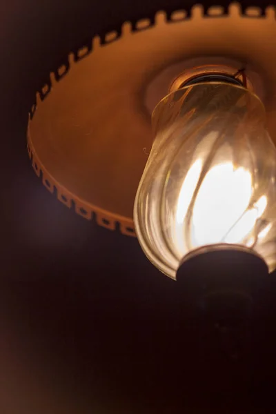 Karanlık Bir Odanın Tavanında Asılı Bir Lambadan Gelen Işık — Stok fotoğraf