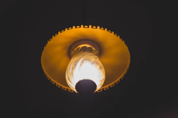 Luz Uma Lâmpada Pendurada Teto Quarto Escuro — Fotografia de Stock